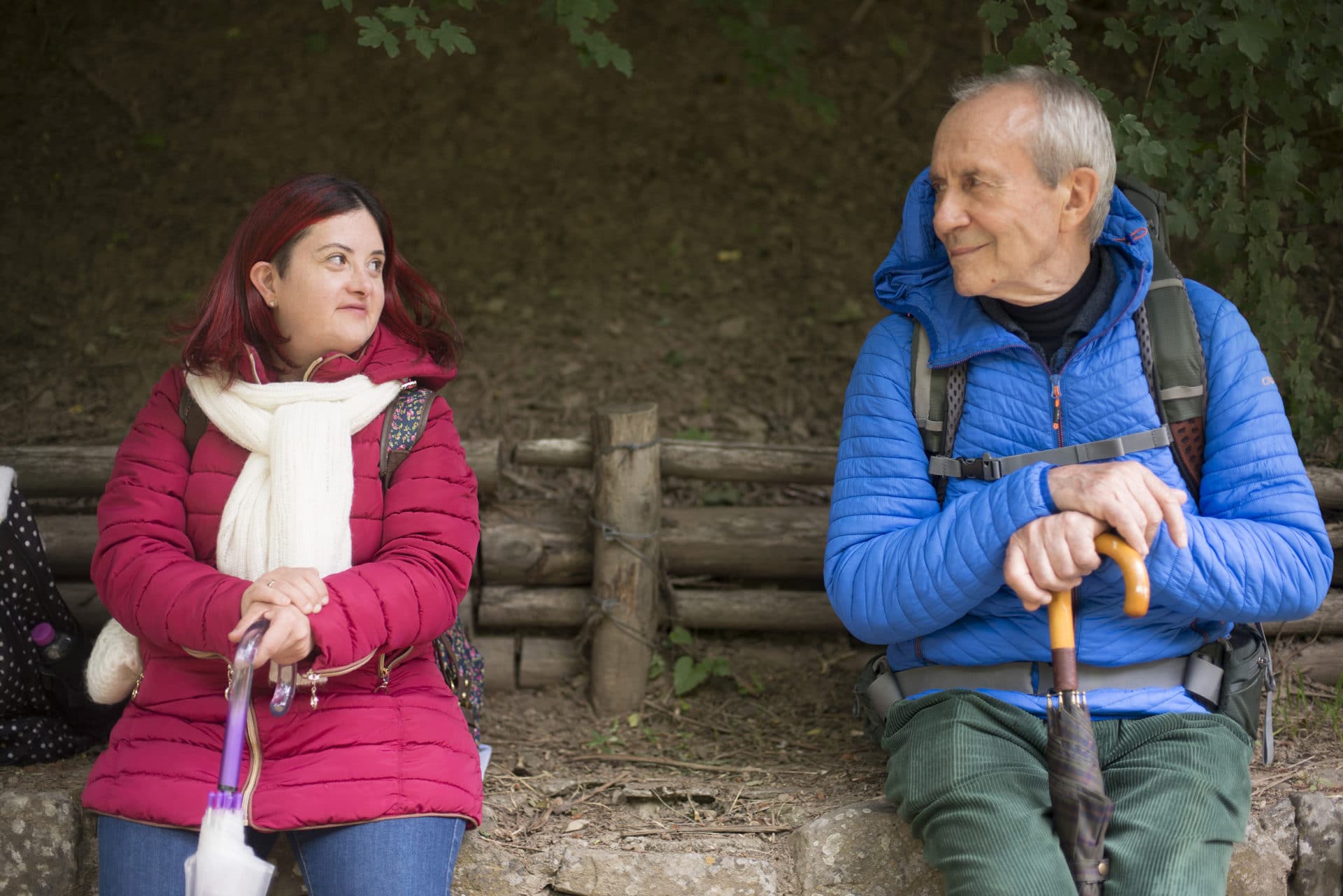 Dafne e il padre in viaggio in montagna in una scena del film