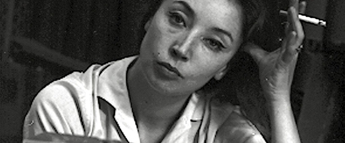 Oriana Fallaci in procinto di scrivere un articolo